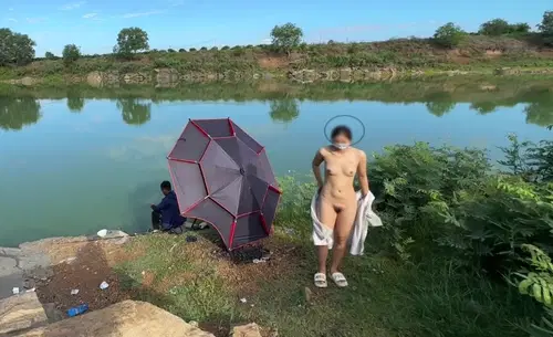 Bé người yêu ra hồ cá phô dâm mặc kệ cần thủ đang câu